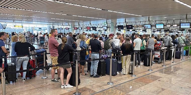 Greve giden Lufthansa çalışanları ücretlerinin enflasyon oranında artırılmasını istiyor