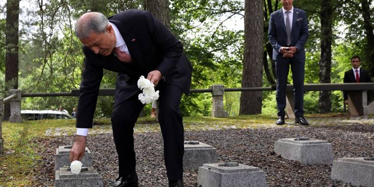 Milli Savunma Bakanı Akar, Letonya'daki Türk Şehitliği'ni ziyaret etti