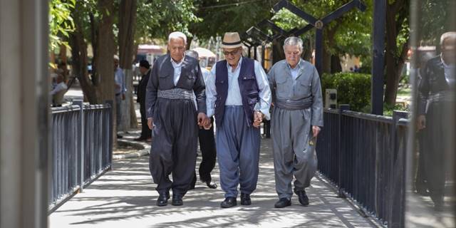 Erbil'deki emekli merkezi, kütüphanesi, spor alanı ve bahçesiyle yaşlılara sosyalleşme alanı sunuyor