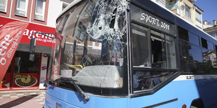 Freni boşalan özel halk otobüsü binaya çarptı