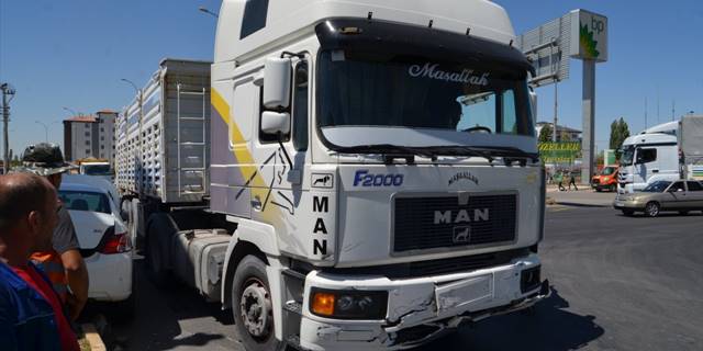 Aksaray’da otomobil ile tırın çarpışması sonucu 4 kişi yaralandı