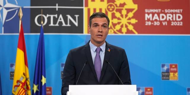 İspanya Başbakanı Pedro Sanchez’ten enerji krizine karşı 'kravatları çıkarın' önerisi