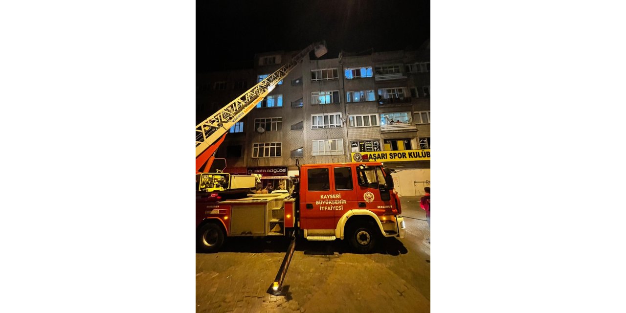Kayseri'de apartmanın çatısındaki yangın söndürüldü