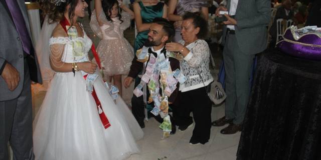 Konyalı boyları küçük, aşkları büyük çift dünyaevine girdi