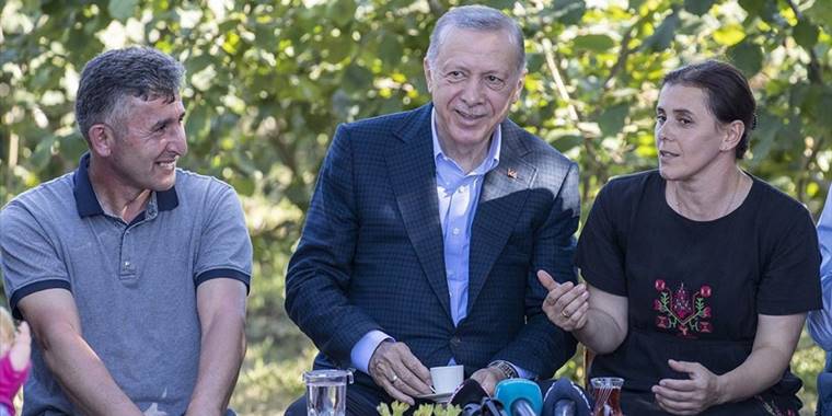 Cumhurbaşkanı Erdoğan Ordu'da fındık bahçesinde vatandaşlarla bir araya geldi