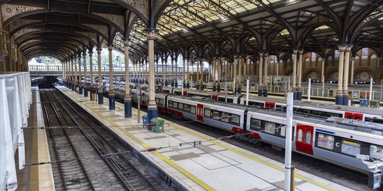 İngiltere'de binlerce makinist grev başlattı