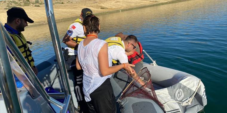 Kayseri'de baraj gölünde boğulma tehlikesi geçiren kadını jandarma bot timi kurtardı