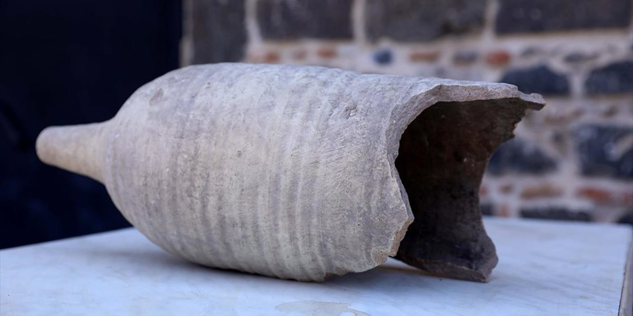 Diyarbakır'daki tarihi surlarda yaklaşık 1700 yıllık amfora bulundu