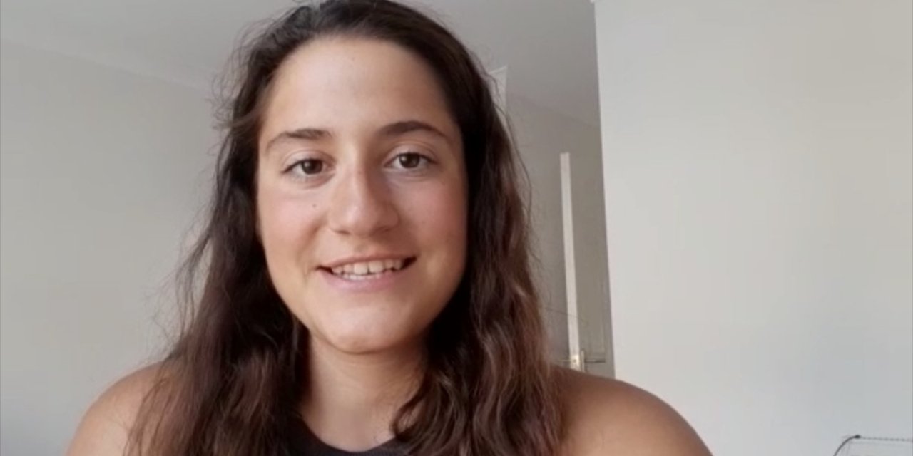 Genç yüzücü Aysu Türkoğlu, Manş Denizi'ni geçmenin gururunu yaşıyor