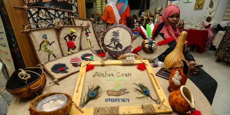 Sudanlı ev hanımları, el işlerini Hartum Yunus Emre Enstitüsü'nde sergiledi