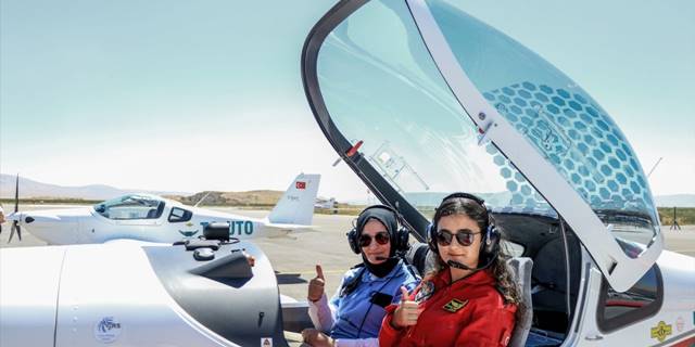 Anne kız aynı okulda pilotaj eğitimi alıyor