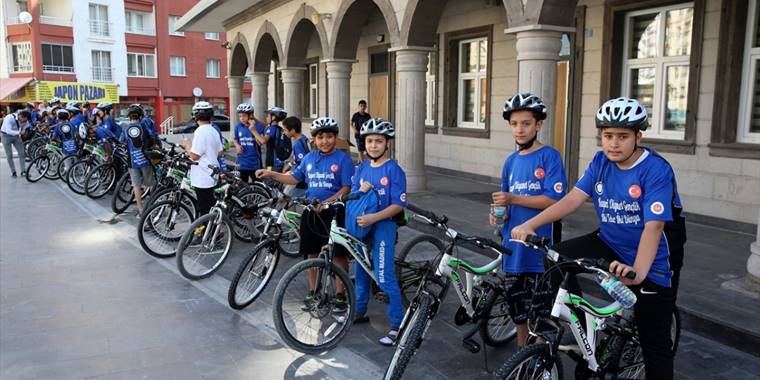 Kayseri'de Kur'an kursuna katılan gençler bisiklet turunda buluştu