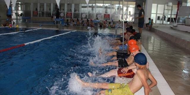 Hakkari'de iki yılda 12 bin çocuğa yüzme eğitimi verildi
