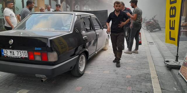 Seyir halindeki otomobilin motoru alev aldı