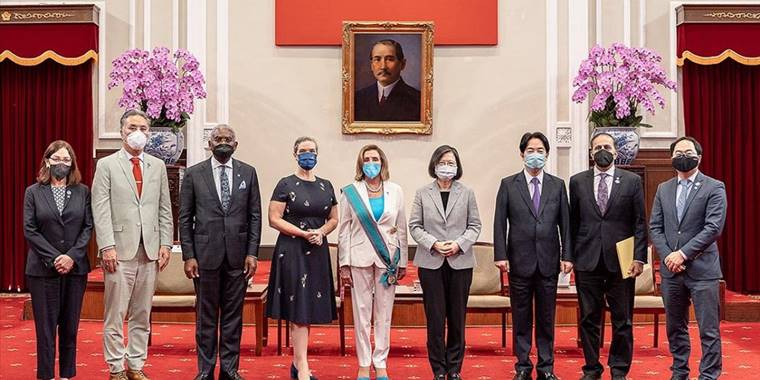 Tayvan lideri Tsai, adayı ziyaret eden Pelosi'ye şeref madalyası verdi