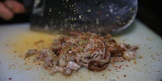 Kokusuyla ve tadıyla cezbeden sokak lezzeti: Kokoreç