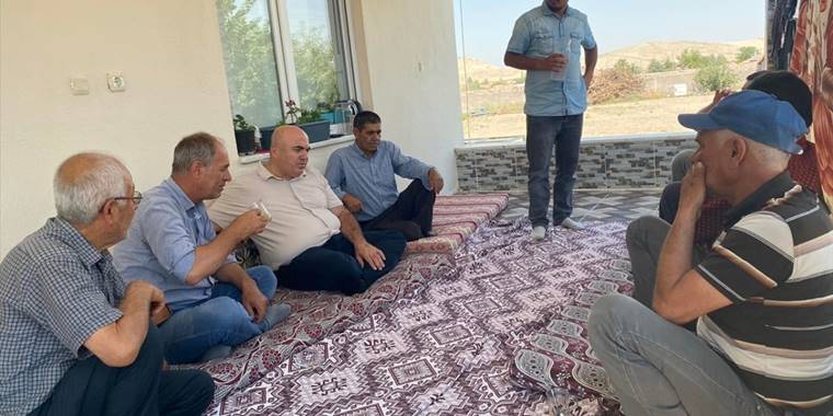 Karaman'da balya yüklü 2 römork yandı