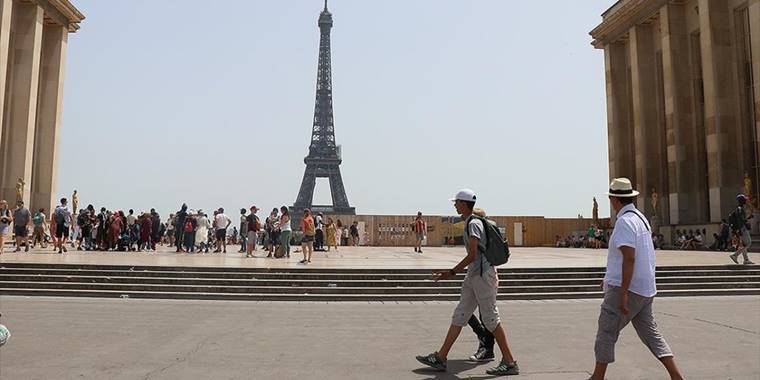 Fransa'da kavurucu yaz sıcakları nedeniyle 26 vilayette turuncu alarm verildi