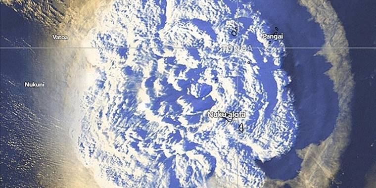 NASA: Tonga'daki yanardağ atmosfere 58 bin olimpik havuzu dolduracak su buharı püskürttü