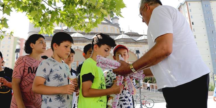 Kayseri'de Kur'an kursu öğrencilerinin ikramlıkları hayırseverlerden