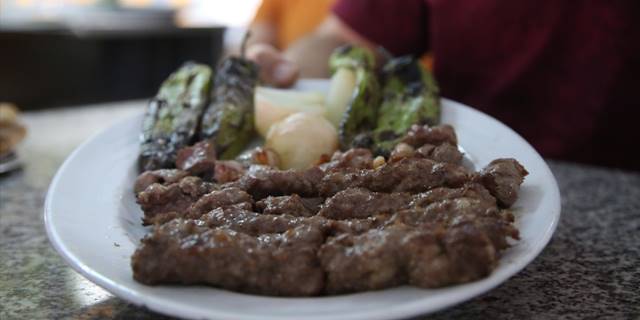 Antalya'nın katkısız lezzeti: Şiş köfte