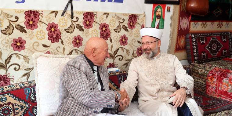 Diyanet İşleri Başkanı Erbaş, saldırıya uğrayan Şah-ı Merdan Cemevi'ni ziyaret etti