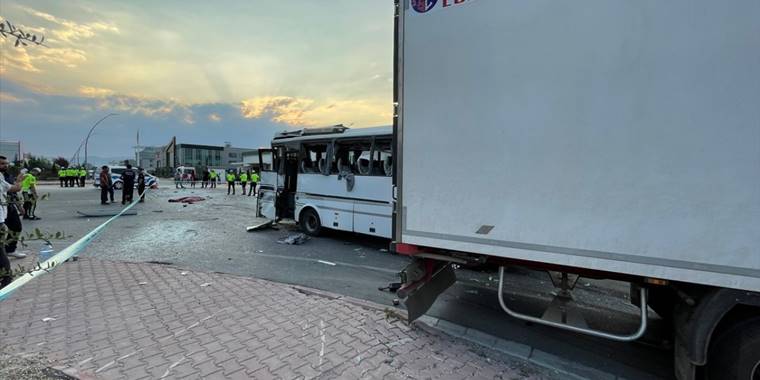 Konya'da tır ile servis otobüsünün çarpışması sonucu 1 kişi öldü, 25 kişi yaralandı