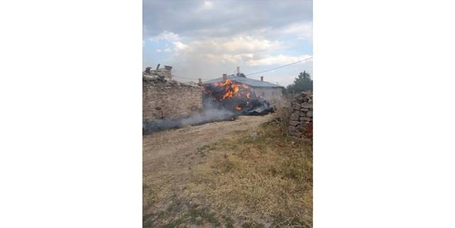 Konya'da 1200 saman balyası ve iki römork yandı