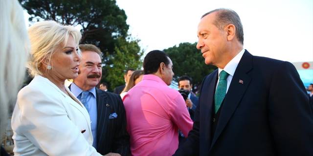 Cumhurbaşkanı Erdoğan'dan Kovid-19'a yakalanan Ajda Pekkan'a geçmiş olsun telefonu