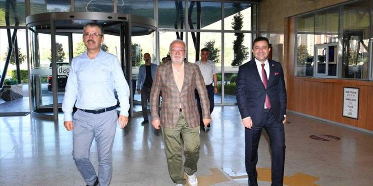 AK Parti Grup Başkanvekili Mustafa Elitaş, KOSB'yi ziyaret etti