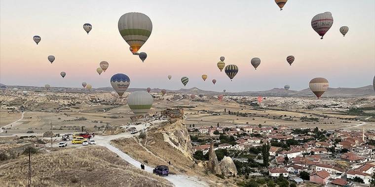 Kapadokya'da turistler yeni günü gökyüzünde karşıladı