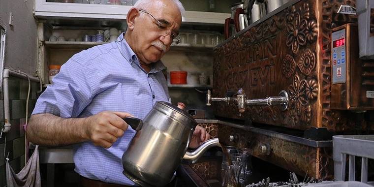 Kayserili esnaf çay ocağında 40 yıldır sigara ile mücadele ediyor