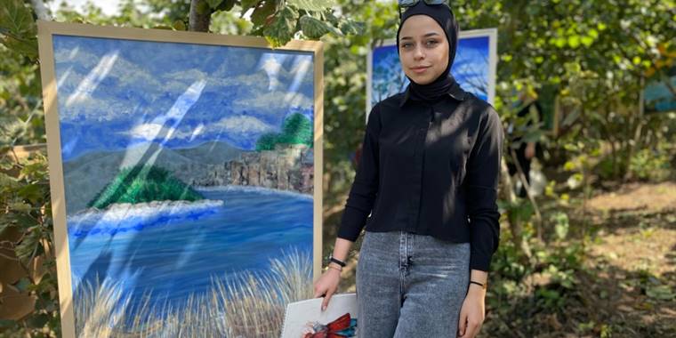 Genç sanatçı adayları "hasat şenliği"ne fındık dallarına astıkları resimlerle katıldı