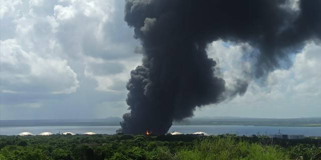 Küba'da limandaki ham petrol depolama tesislerindeki patlamalarda 77 kişi yaralandı