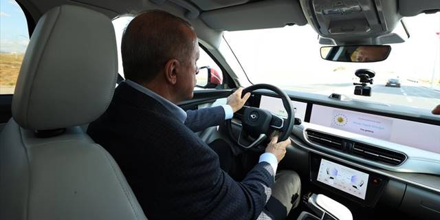 Cumhurbaşkanı Erdoğan, Togg ile test sürüşü yaptı