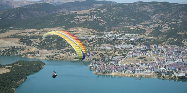 Tunceli'deki Kavun Tepesi yamaç paraşütü tutkunlarını cezbediyor