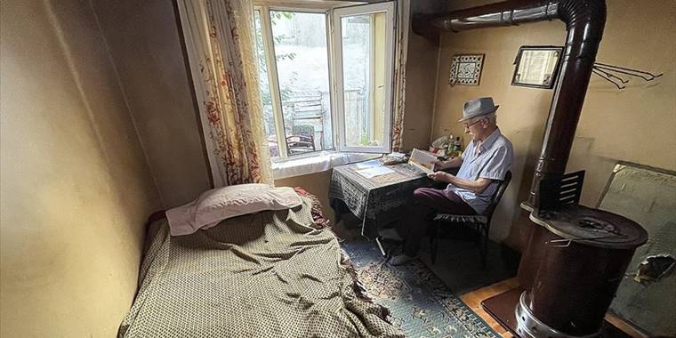 Tek odalı evinde yalnızlığını kitaplarla gideriyor