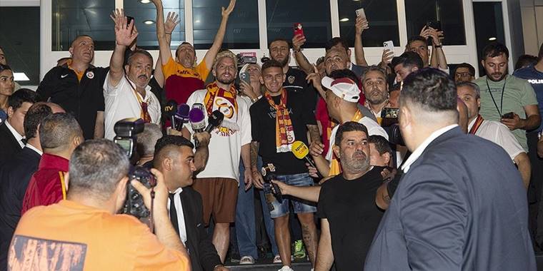 Galatasaraylı taraftarların karşılaması Lucas Torreira ve Dries Mertens'i mutlu etti