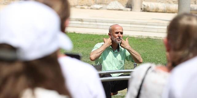 Camiye gelen turistlere 25 dilde hitap edip abdest almayı öğretiyor