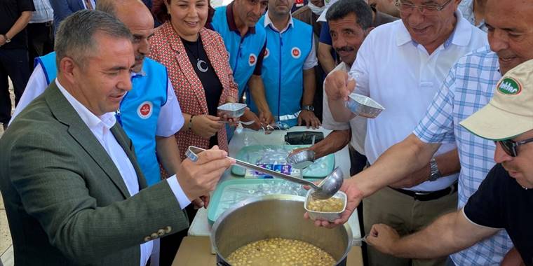 Kırşehir Ahi Evran Külliyesi'nde bin kişilik aşure dağıtıldı