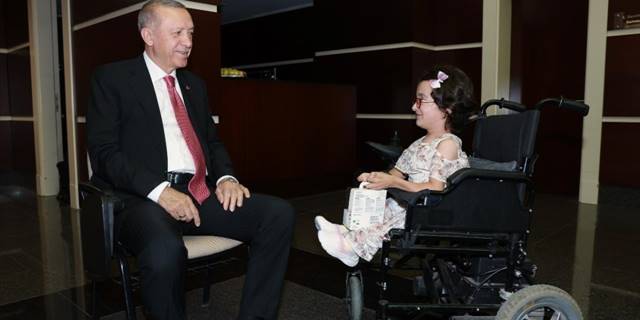 Cumhurbaşkanı Erdoğan cam kemik hastası Hira Cinali ve ailesini kabul etti