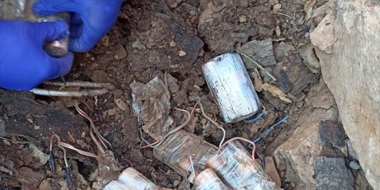 Tunceli'de teröristlerce kullanılan 2 sığınak imha edildi