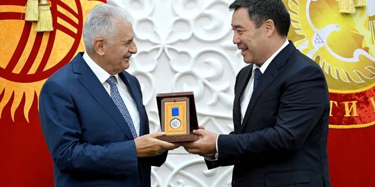 Kırgızistan'da Türk Aksakalı Binali Yıldırım'a devlet nişanı verildi