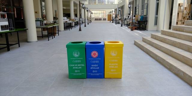 Cumhuriyet Üniversitesi yerleşkesine geri dönüşüm kutuları konuldu