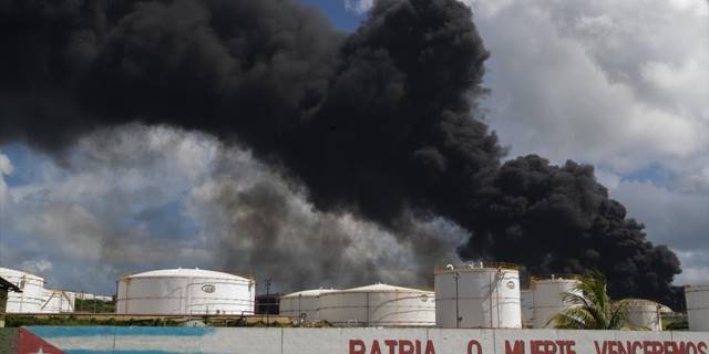 Küba'da limandaki petrol depolama tesislerindeki yangın kontrol altına alındı