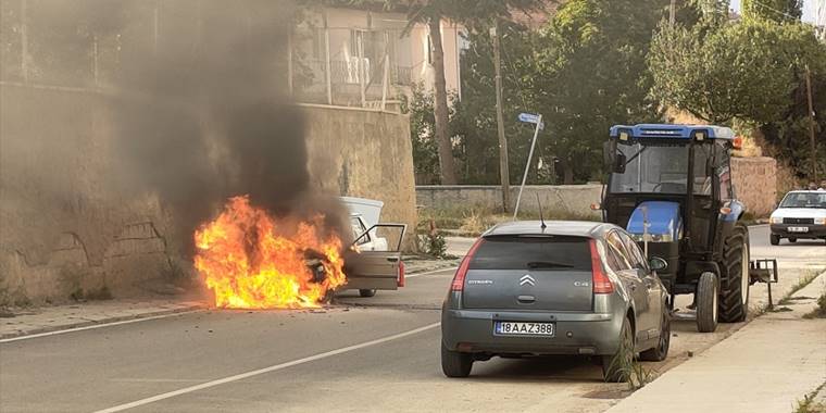 Çankırı'da seyir halindeki otomobil yandı