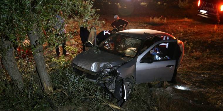 Sivas'ta ağaca çarpan otomobilin sürücüsü hayatını kaybetti