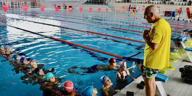 Eskişehir'in olimpik havuzunda günde 2 bin 500 kişi yüzme eğitimi alıyor