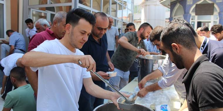 Yunak Belediyesi'nden aşure ikramı