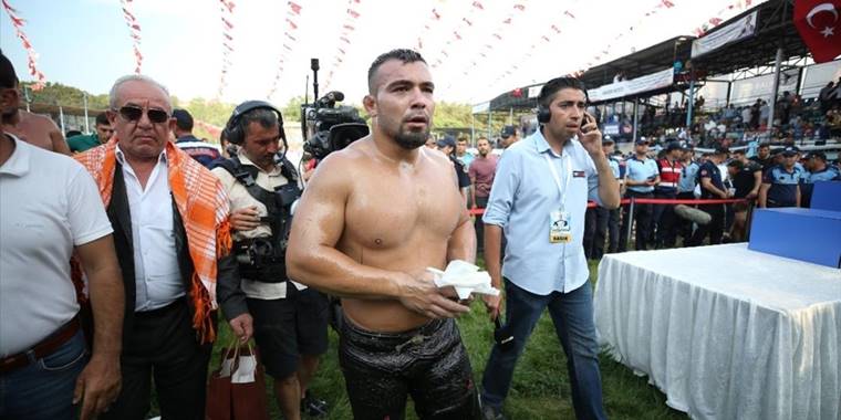 Geleneksel Kurtdereli Yağlı Güreşleri'nin başpehlivanı Yusuf Can Zeybek oldu